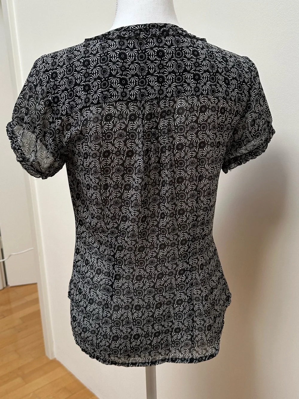 LOFT Ann Taylor Black & White Sunburst‎ Floral Sheer Ruffle Blouse - Size 2
